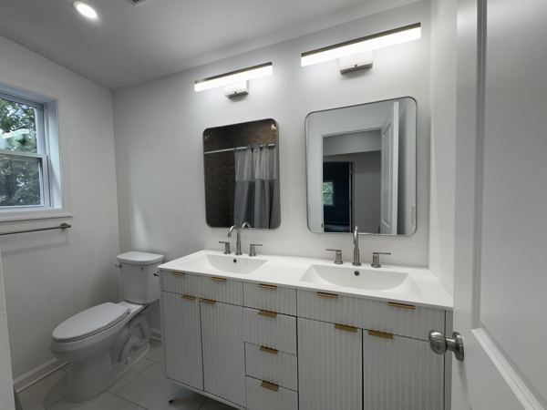 Double-vanity full bath