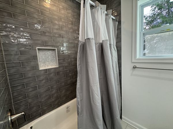Tub/shower with tile surround